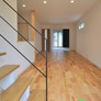 シンプルな室内デザインとナチュラルな木質感のある無垢床