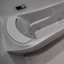 肩にお湯が流れる浴槽